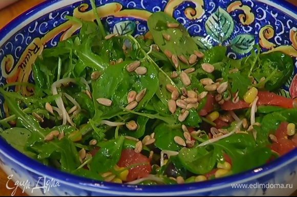 Выложить в салат ростки сои, все перемешать и посыпать семечками.
