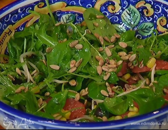 Выложить в салат ростки сои, все перемешать и посыпать семечками.