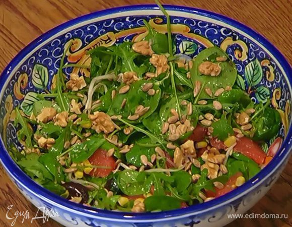 Грецкие орехи поломать и выложить сверху на салат.
