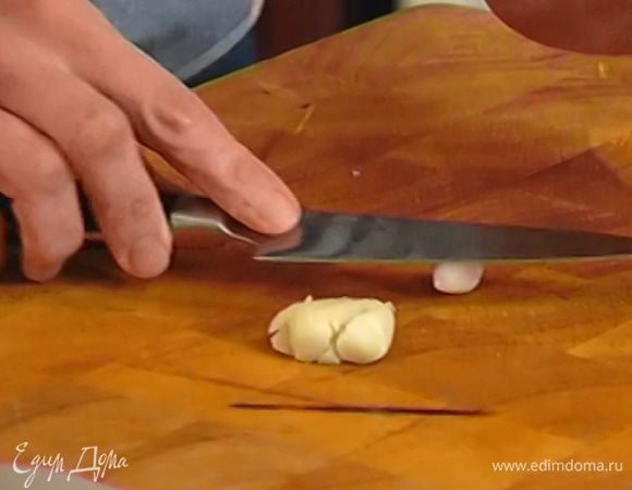 Чеснок почистить и раздавить плоской стороной ножа.