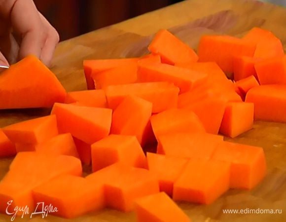Тыкву очистить от кожуры и нарезать небольшими кубиками.