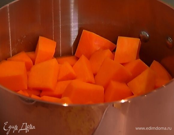 Поместить тыкву в кастрюлю, залить горячей водой, так чтобы тыква была полностью покрыта, и варить под крышкой 10–15 минут до готовности.