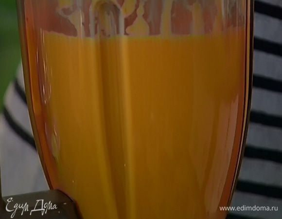 Готовую тыкву откинуть на дуршлаг, затем взбить в блендере в пюре. 