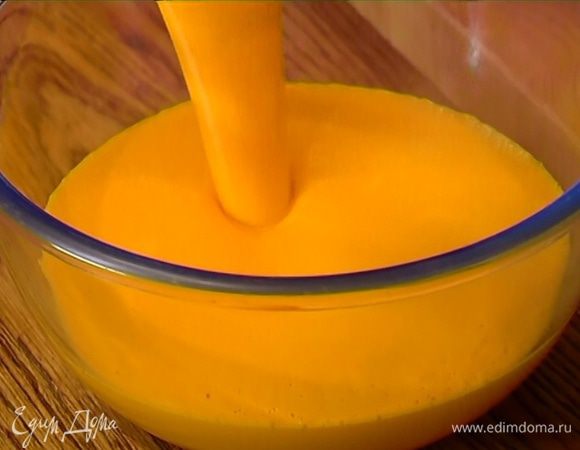 В тыквенное пюре влить сливки, затем, не прекращая взбивать, добавить кленовый сироп и взбить все в гладкий крем.