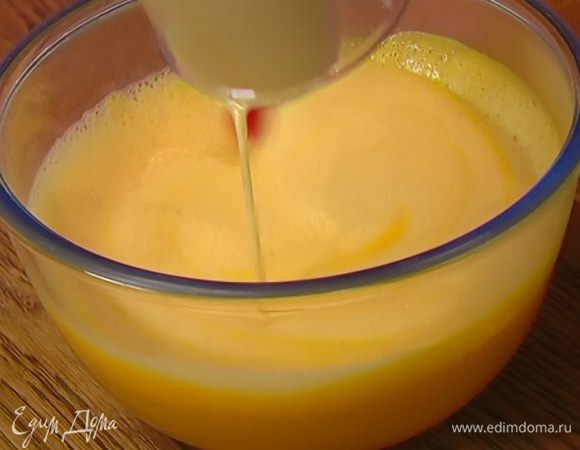 Яйца взбить миксером, влить в тыквенный крем и перемешать.