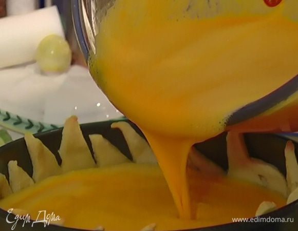 Пропеченный корж залить тыквенным кремом и выпекать в разогретой духовке еще 40–45 минут.

