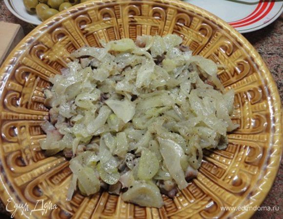 Фенхель нарезать тонкими ломтиками и потушить на сковороде с 2 ст. ложками масла и водой. Воду необходимо добавлять по мере испарения. За несколько минут до готовности поперчить и посолить (если сельдь слабосоленая, в противном случае лучше не солить). Выложить на сельдь.