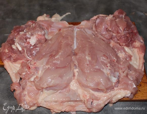 Сначала нужно изъять все косточки.  Кожицу желательно оставить в целости, не повредив кожу.