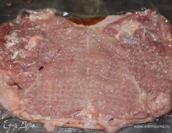 Затем срезаем часть мяса и равномерно распределяем по распластанной бескостной куриной тушке. Слегка отбиваем.