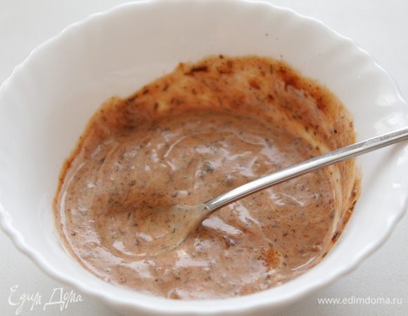 Для соуса: смешивать аджику, перец, соль по вкусу. 