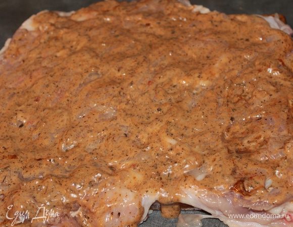  Соусом хорошенько промазываем куриное филе, оставляем на некоторое время.
