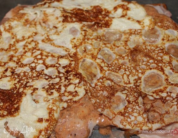  Омлет опрокидываем прямо из сковороды на распластанное филе. 