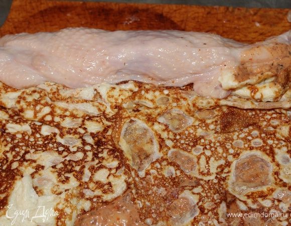 Аккуратно сворачиваем рулет.