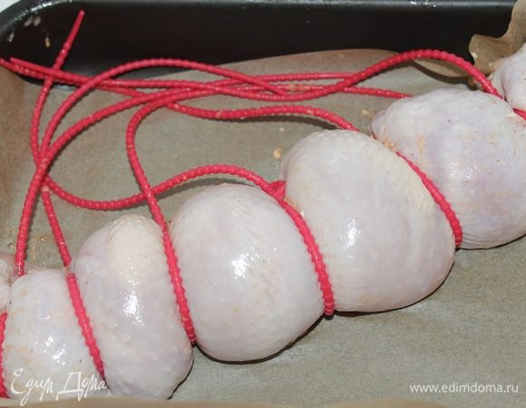 Скрепляем жгутиками (или нитями) и оставляем где-то на час, чтобы курица пропиталась соусом..