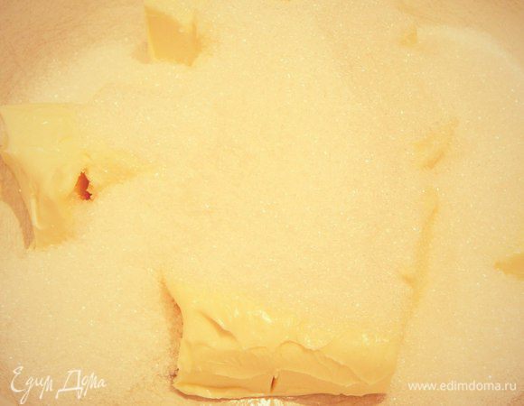 Мягкое масло растереть с сахаром и ванильным сахаром. До небольшого растворения сахара.