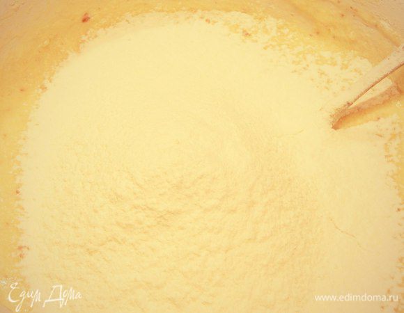 Постепенно всыпать просеянную муку с разрыхлителем. Муки может уйти от 550 до 600 грамм ( +/- ). 