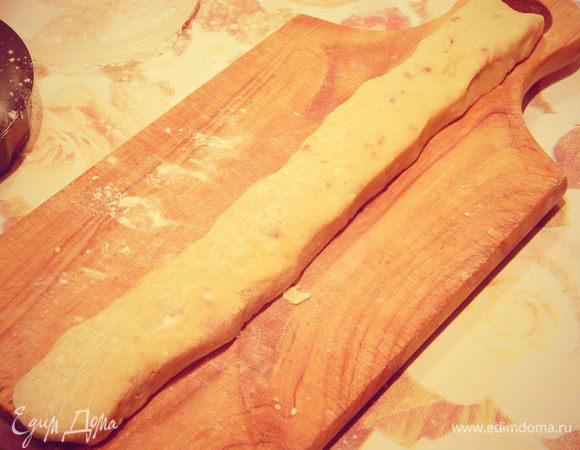 Тесто поделить на 3-4 части, из каждой скатать "колбаски". Убрать в холод.