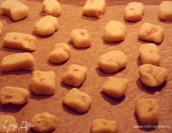 Затем порезать на кружочки, примерно 1 см. Выложить на противень с бумагой, оставляя промежуток между ними. Выпекать при 180*С, 20-25 минут, до золотистого оттенка. 