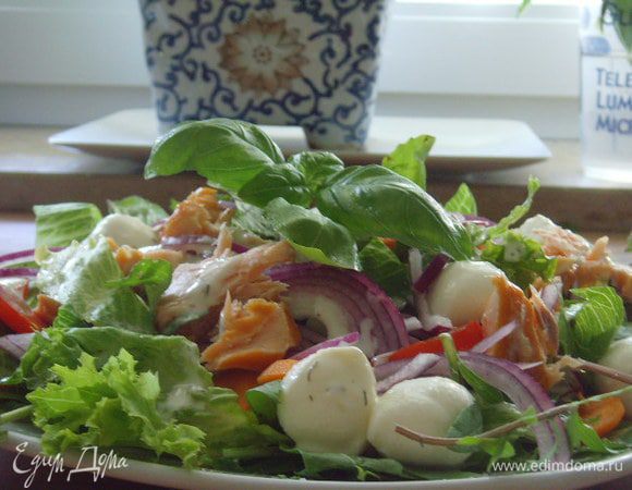 Все составляющие салата выложить на салатный микс, добавить бамбини - моцареллу, полить оставшейся заправкой и украсить веточкой базилика.