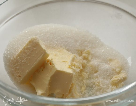 Взбить мягкое сливочное масло с сахаром и ванильным сахаром.
