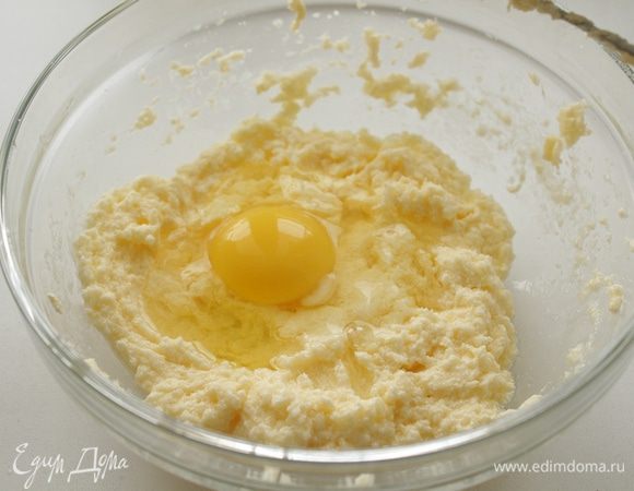Взбивая,добавить яйца.