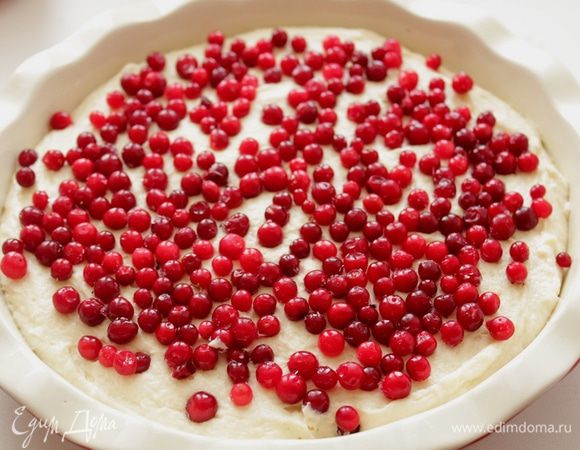 Выложить тесто в форму, разровнять и выложить сверху ягоды, немного их притопив.