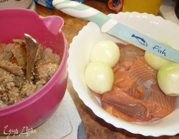 Рыбу разделать на филе, лук почистить, хлеб замочить в молоке.