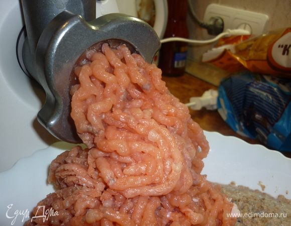 Рыбу, лук и размоченный хлеб пропускаем через мясорубку.