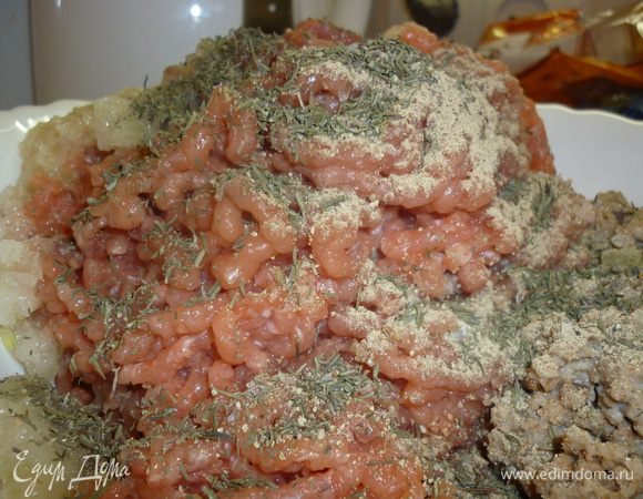 Все как обычно. Фарш посолить, поперчить. Добавить тимьян. тут нет разницы, сушеный или свежий. ЛЮБОЙ. А вот перец белый гораздо интереснее черного. И я люблю поострее. Все тщательно вымешать,...