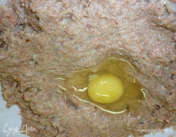 Добавить яйца и снова перемешать.