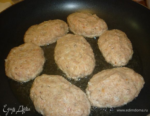 Раскалить на сковороде масло. Сформировать котлетки. Жарить  с двух сторон. Тимьян сразу наполнит дом божественным ароматом. Ведь это и есть Божественная трава ФИМИАМ, которой обкуривают от нечисти и для привлечения благости.