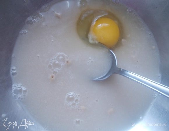 Смешать соль, сахар и дрожжи, залить теплой водой. Когда все раствориться,добавить 1 яйцо и взбить до однородности.