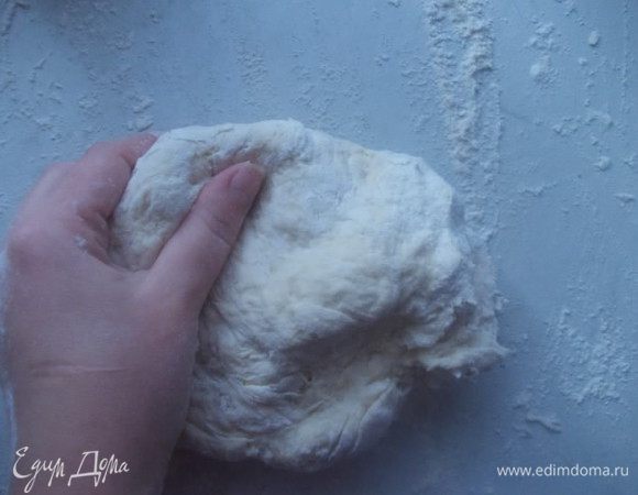 Добавить муку и замесить тесто, тесто должно быть как на вареники, так что муку добавляйте постепенно. Оставить тесто, накрыть полотенцем.