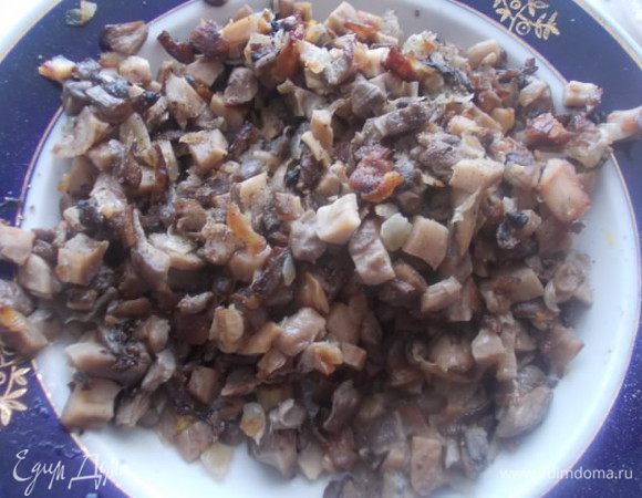 Грибы мелко порезать и обжарить на растительном масле, вместе с луком. 