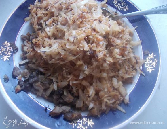 Капусту потушить и добавить к грибам, перемешать и посолить.