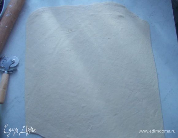 Пока начинка остывает, раскатаем тесто, тоненько, как коржи на "наполеон". Обрезать края, они нам пригодятся.