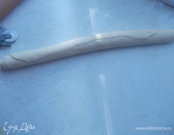 Смазать тесто Предварительно растопленным маслом и свернуть в рулет.