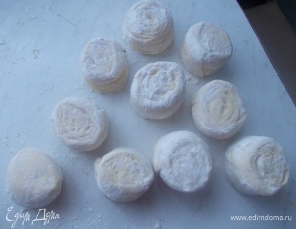 Порезать на десять колечек и обмакнуть каждое в муке.