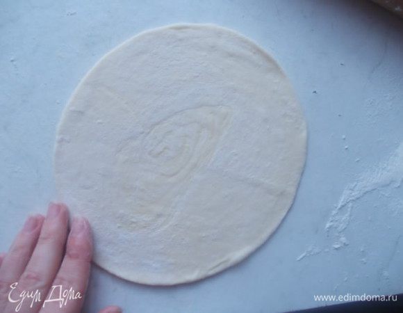 Раскатать наши шайбочки в тонкие круги, как на чебуреки.