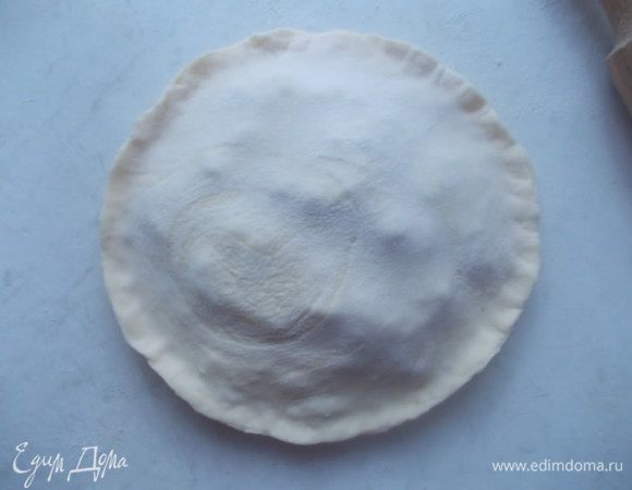 Накрыть вторым кружком и защипнуть края.