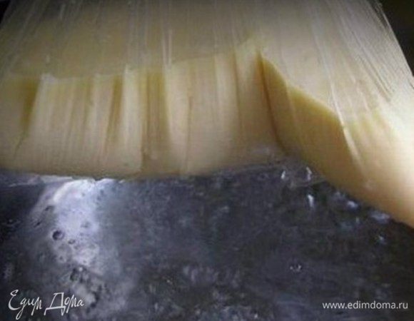 Сыр натереть на крупной терке, положить в пакет, выдавить из него воздух и завязать, опустить в кипящую воду и варить 10-15 мин.