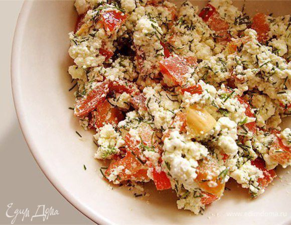 Смешать творог, мелко рубленную зелень, перец и чеснок, посолить.