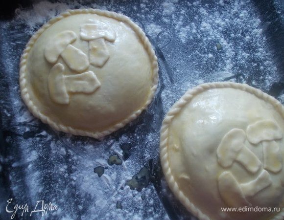 Смазать наши пироги взбитым яйцом. Из обрезанного теста вырезать грибочки и выложить сверху. Запекать в разогретой 180 С.духовке, 35-40 минут,пока верх не станет золотистым.