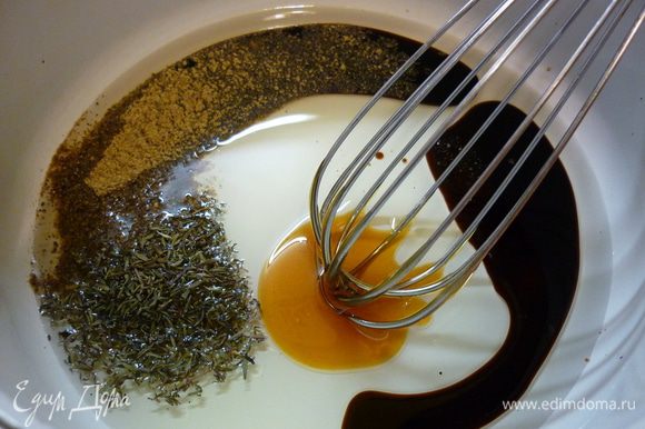 Соус маринад: смешиваем масло, соевый соус, соль, мед, перец и тимьян в посуде, в которой рыба будет мариноваться.