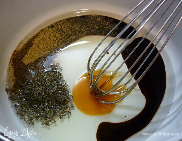 Соус маринад: смешиваем масло, соевый соус, соль, мед, перец и тимьян в посуде, в которой рыба будет мариноваться.