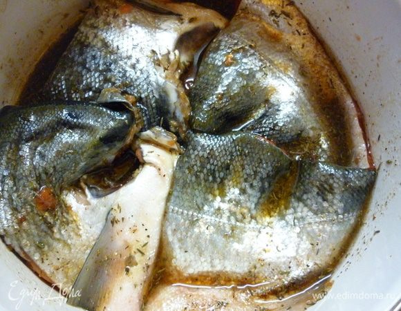 Каждый кусочек обмакиваем со всех сторон в маринад, а потом все укладываем кожей вверх. Пусть подождет в холодильнике пару часов. Хотя, хватит и полчаса.