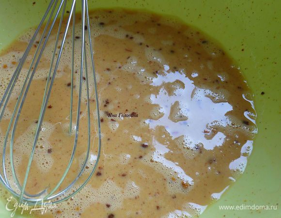 
С крыльев удалить лишний жир . В миске перемешать яйца , паприку , выдавленный чеснок, зиру и соль . 
