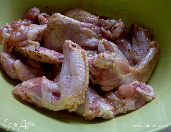 Уложить в маринад крылья и дать постоять минут 10 . 