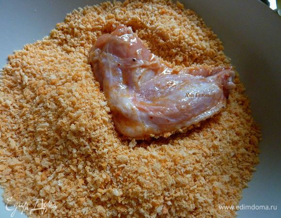 В отдельной миске смешать  сухари , панко и специи . Крылышки хорошо обвалять в сухарях. 

