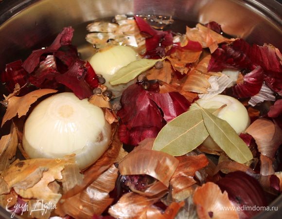 Готовим маринад. В кастрюльку наливаем 2 литра воды. Добавляем луковую шелуху, лавровый лист, 2 луковицы очищенные, перец горошком. Доводим до кипения и кипятим 10 минут.